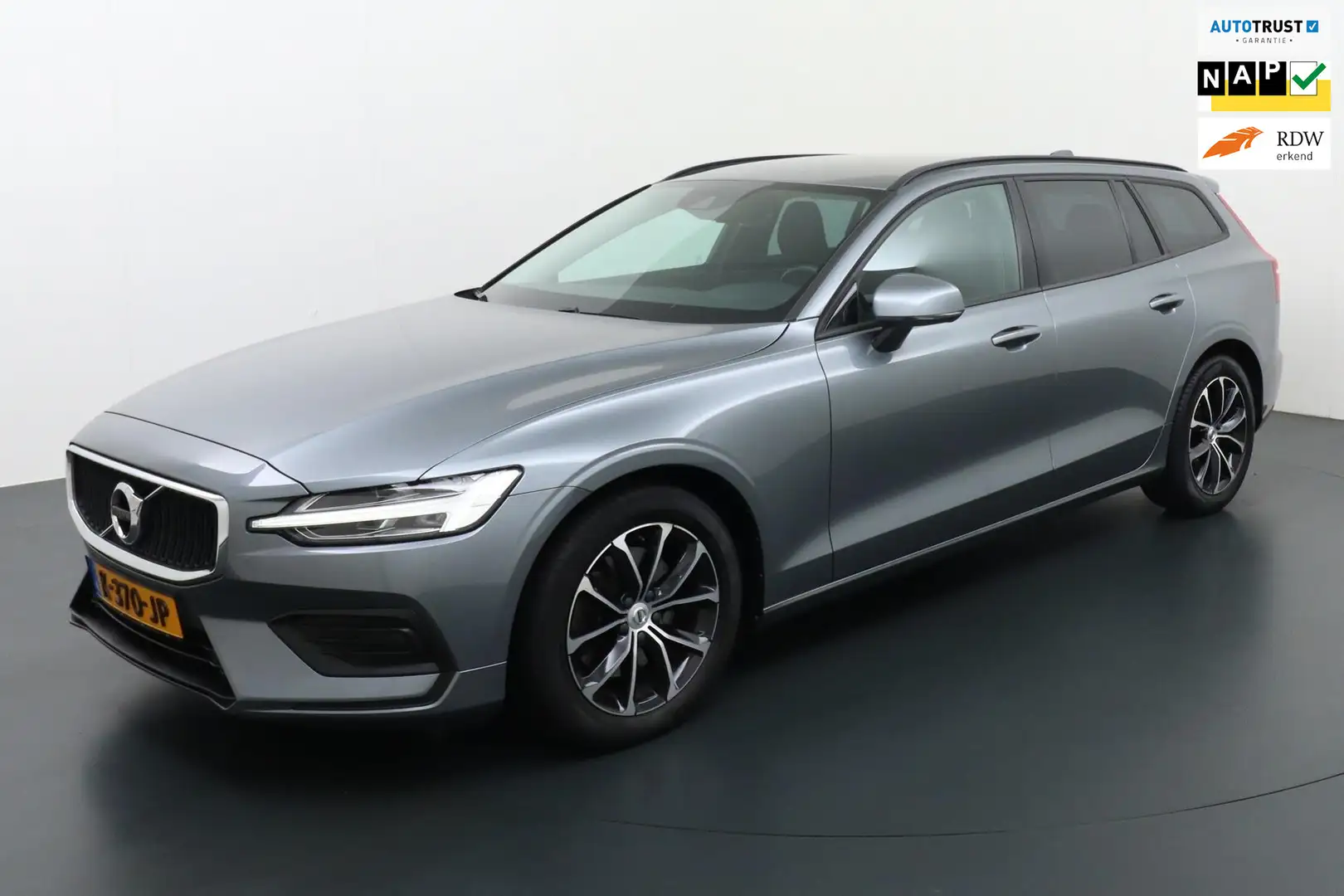 Volvo V60 2.0 B3 Momentum carplay, camera, navigatie, trekha Grijs - 1