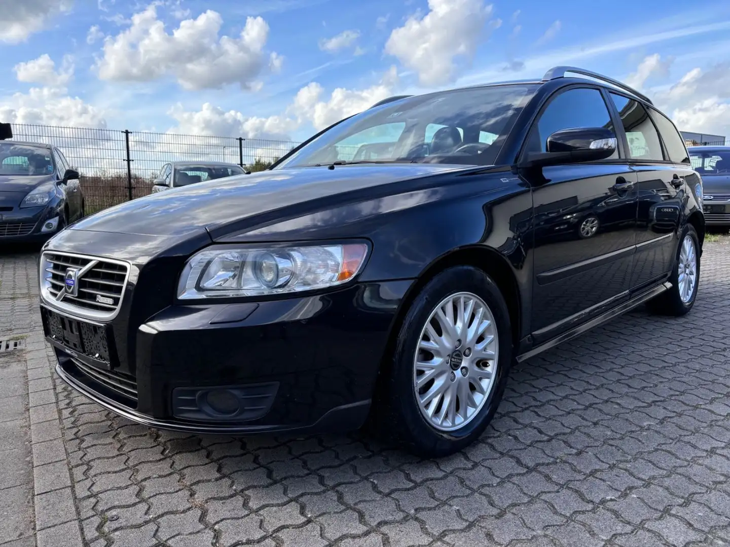 Volvo V50 Kombi 2.0 D aut. R-Design Xenon Leder Schwarz - 1