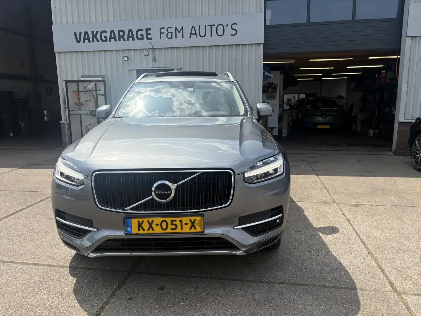 Volvo XC90 2.0 T8 Twin Engine AWD Momentum Grijs - 2