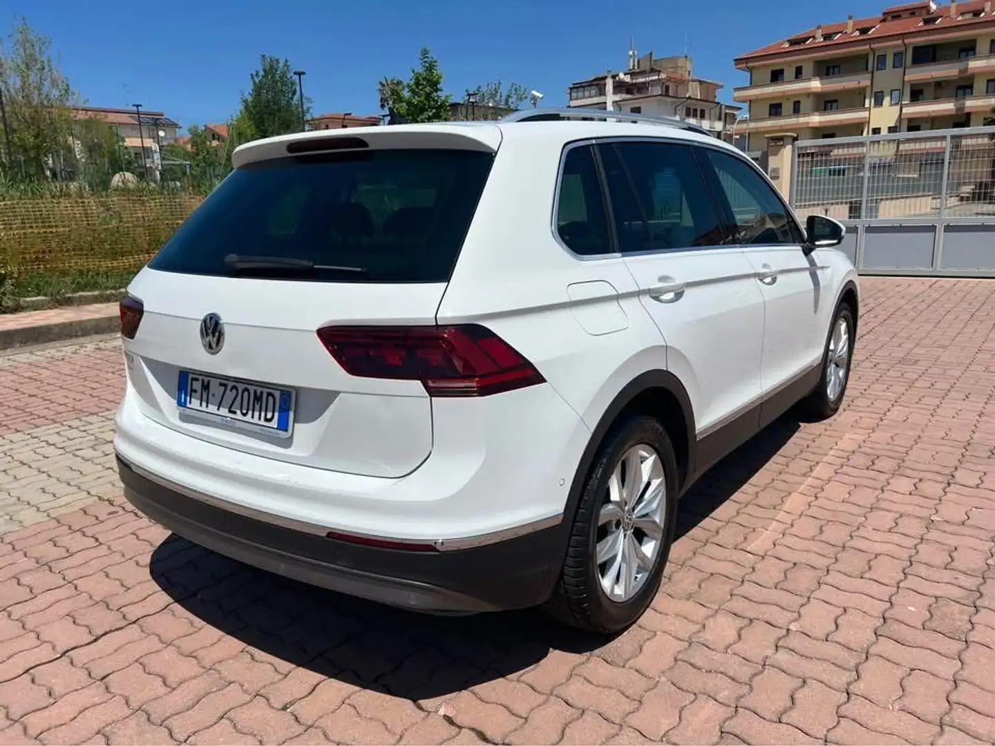 Volkswagen Tiguan Tiguan II 2016 2.0 tdi Executive 150cv dsg Bianco - 2