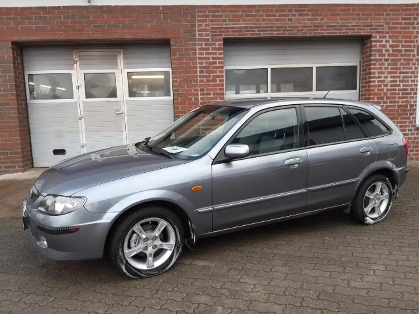 Mazda 323 5-türig Grijs - 1
