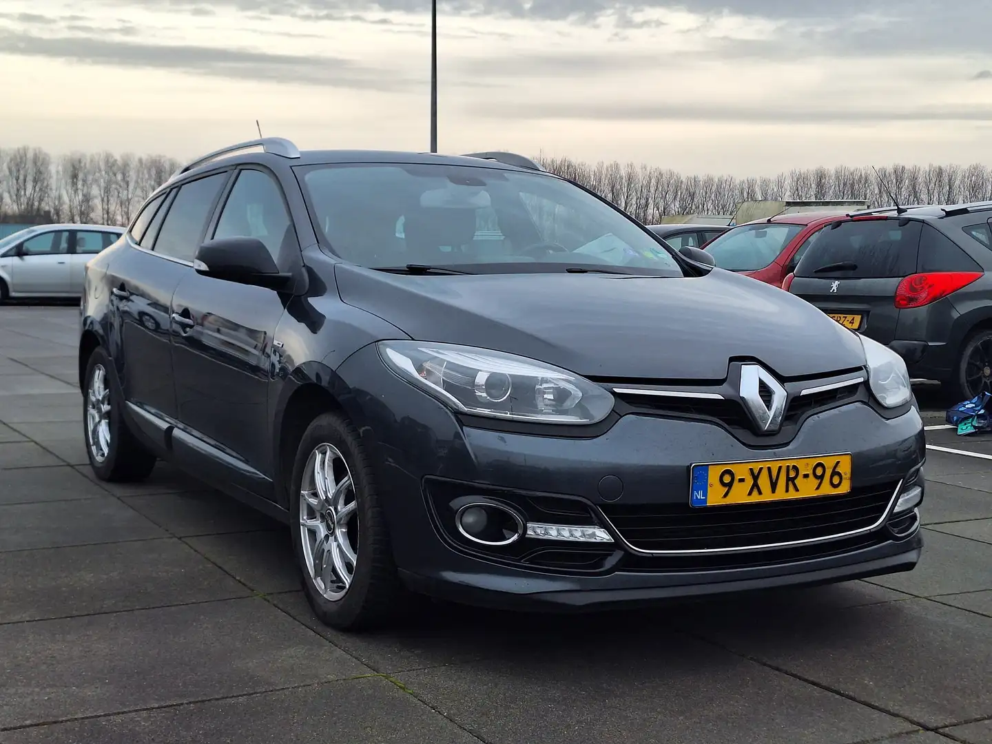 Renault Megane €3850,-1.2 TCe Bose BENZINE 2014 EURO 5 NAVI Grijs - 2