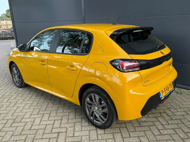 Peugeot 208 view 4