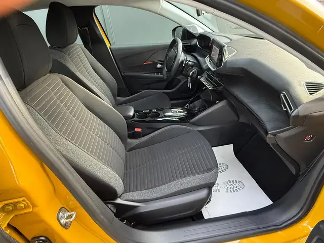 Peugeot 208 view 9