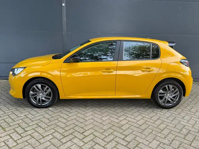 Peugeot 208 view 5
