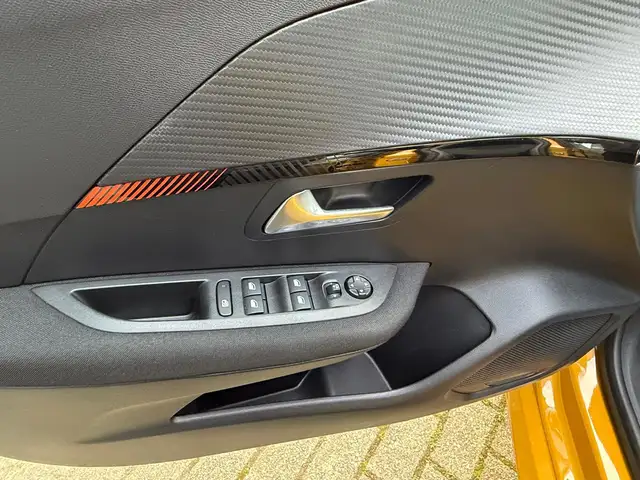 Peugeot 208 view 12