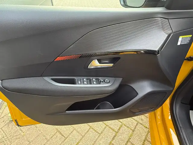 Peugeot 208 view 11