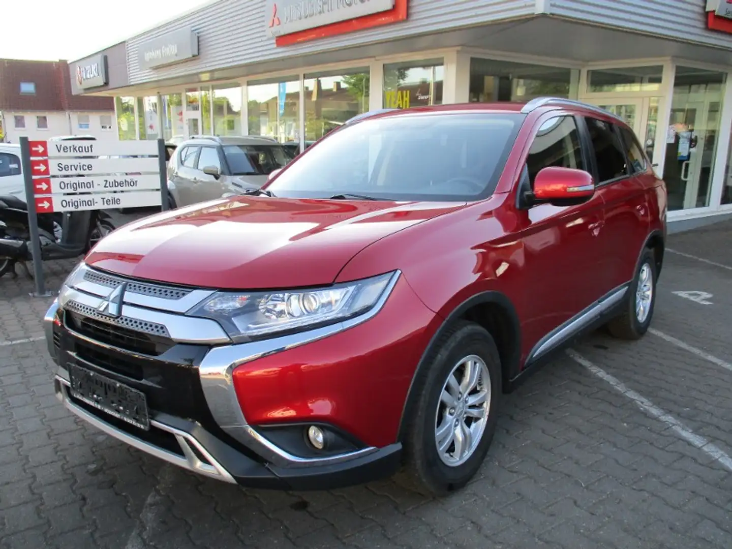 Mitsubishi Outlander Active 2.0 Allwetter Navigation AHK Rot - 1