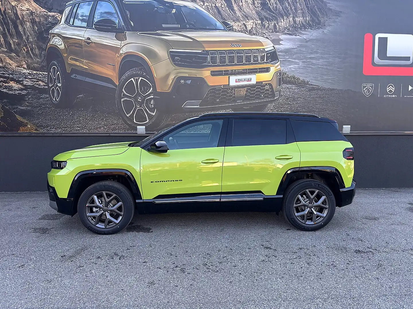 Jeep Compass 1.2 e-Hybrid First Edition e-DCT6 inkl. Komfort... Grün - 2