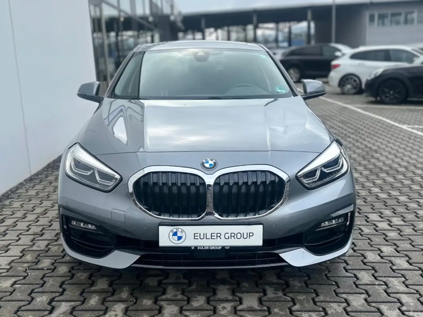 BMW 118 dA SportLine Pano LCProf HiFi Travel+Comf.Pak. Len Grau - 2