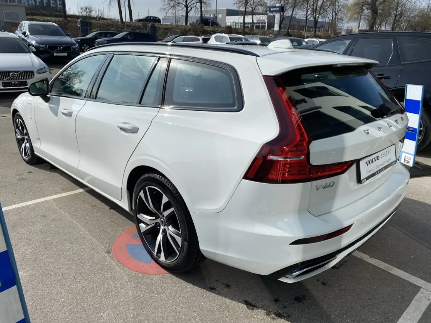 Volvo V60 R-Design Recharge Plug-In Hybrid AWD T6 Twin Engin Blanc - 2