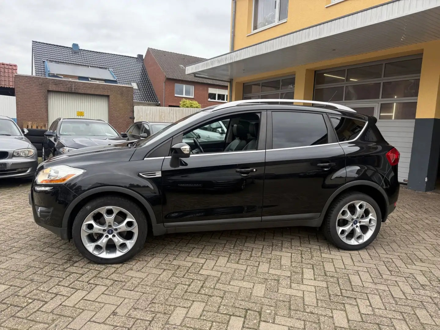 Ford Kuga TitaniumLEDER*PANO*AUTOMATIK*KAMERA*** Schwarz - 2