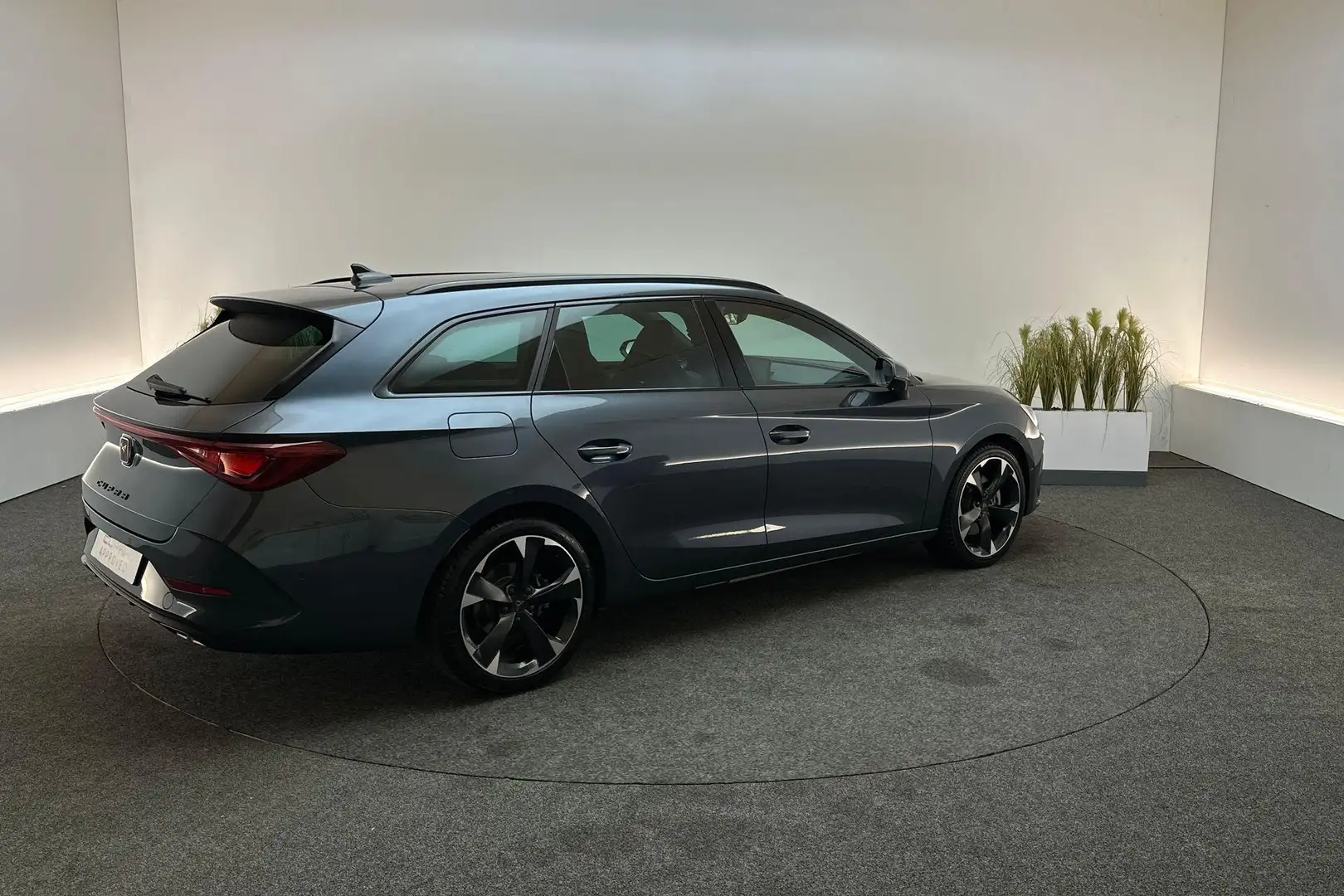 CUPRA Leon Sportstourer 1.4 245pk DSG e-Hybrid VZ Performance Grijs - 2