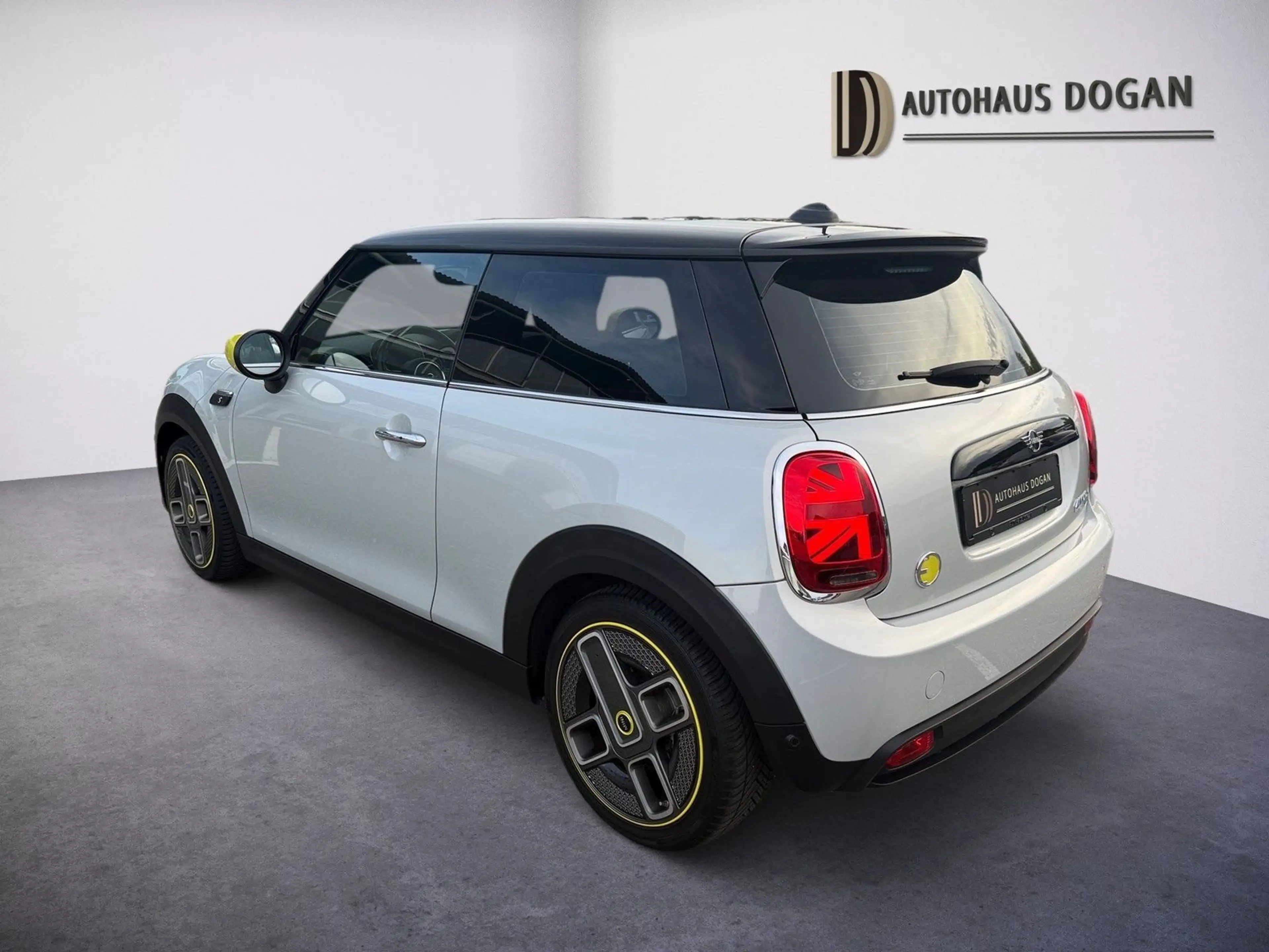 MINI Cooper SE Classic Trim*Pano*17-Zoll*Keyles*Lenkr — photo 4