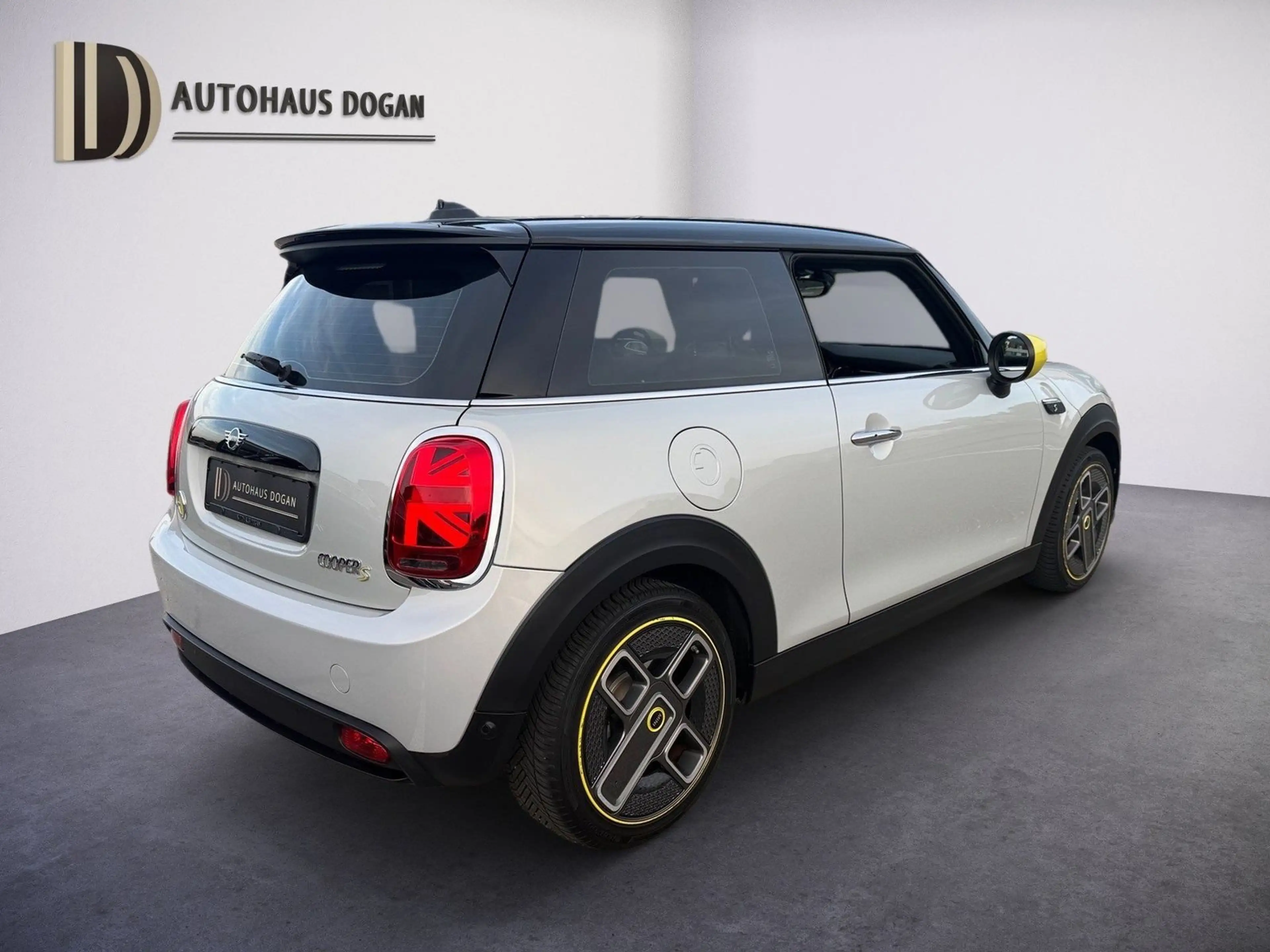 MINI Cooper SE Classic Trim*Pano*17-Zoll*Keyles*Lenkr — photo 3