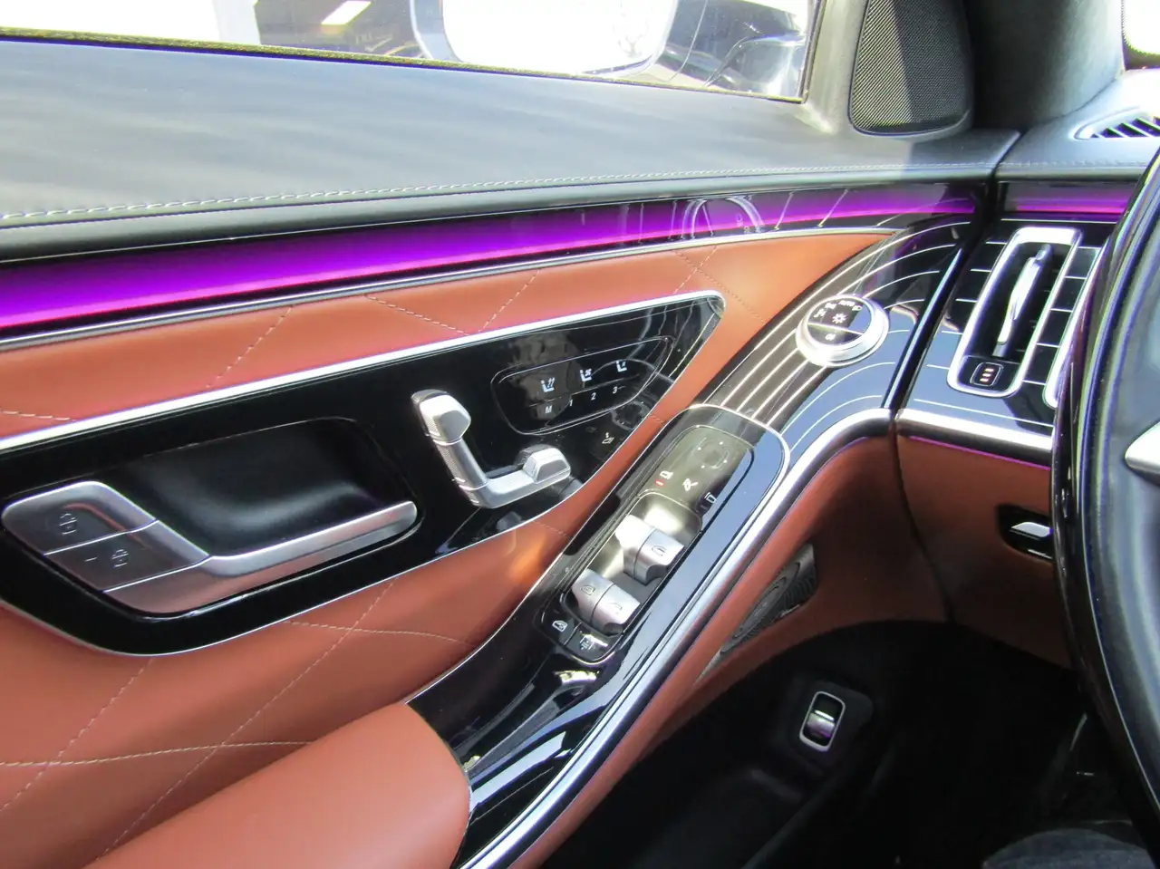 Mercedes-Benz S-Class снимка Mercedes-Benz S-Class