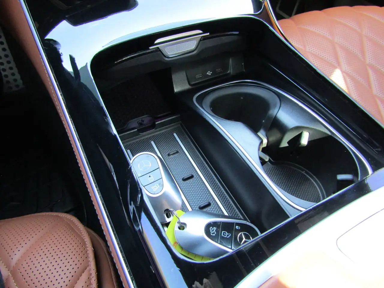 Mercedes-Benz S-Class снимка Mercedes-Benz S-Class