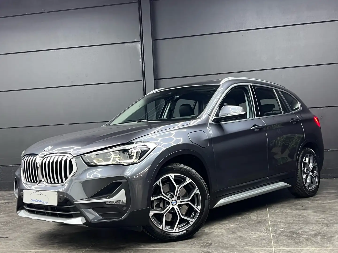 BMW X1 xDrive25e Plug-in Hybrid / Pano dak / LED / Camera Gri - 1