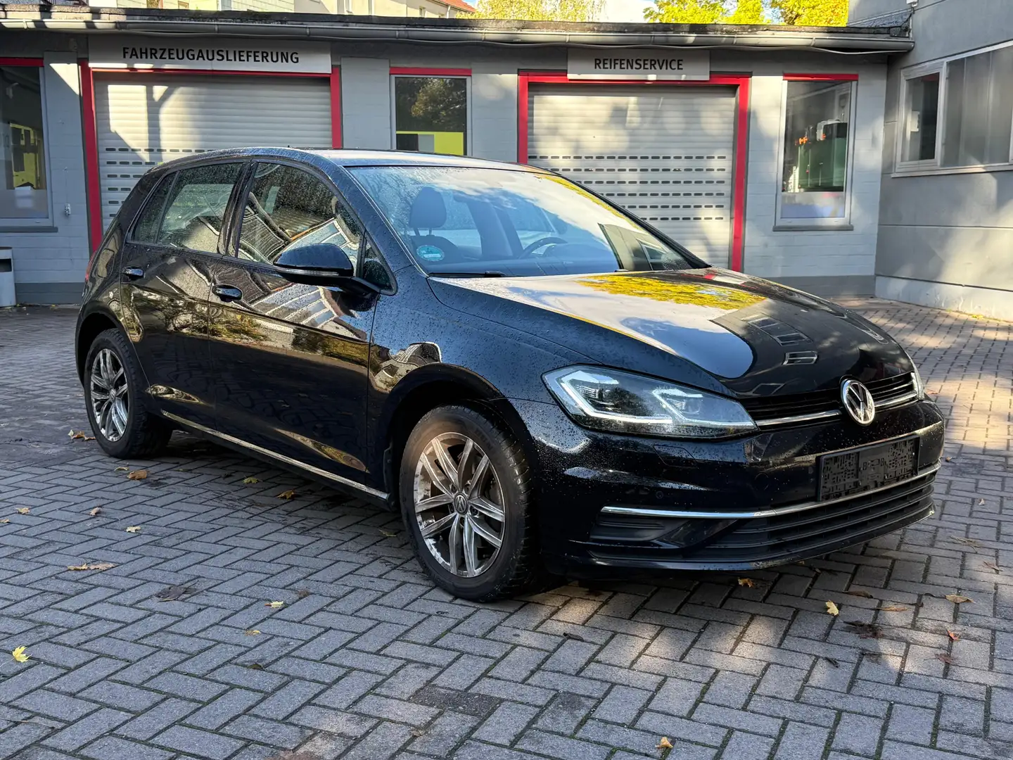 Volkswagen Golf 1.6 TDI Lim Comfortline LED+NAV+SHZ+ACC+KAM Schwarz - 1