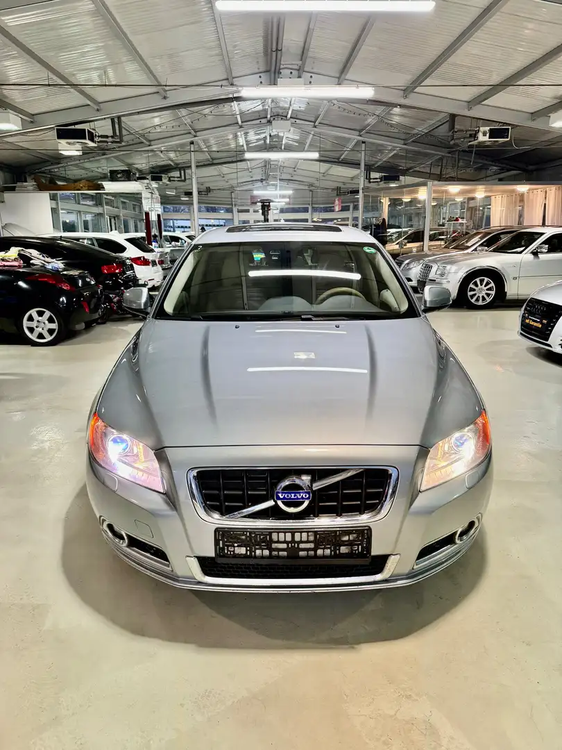 Volvo V70 D4 2.0d Facelift Top Zustand Silver - 1