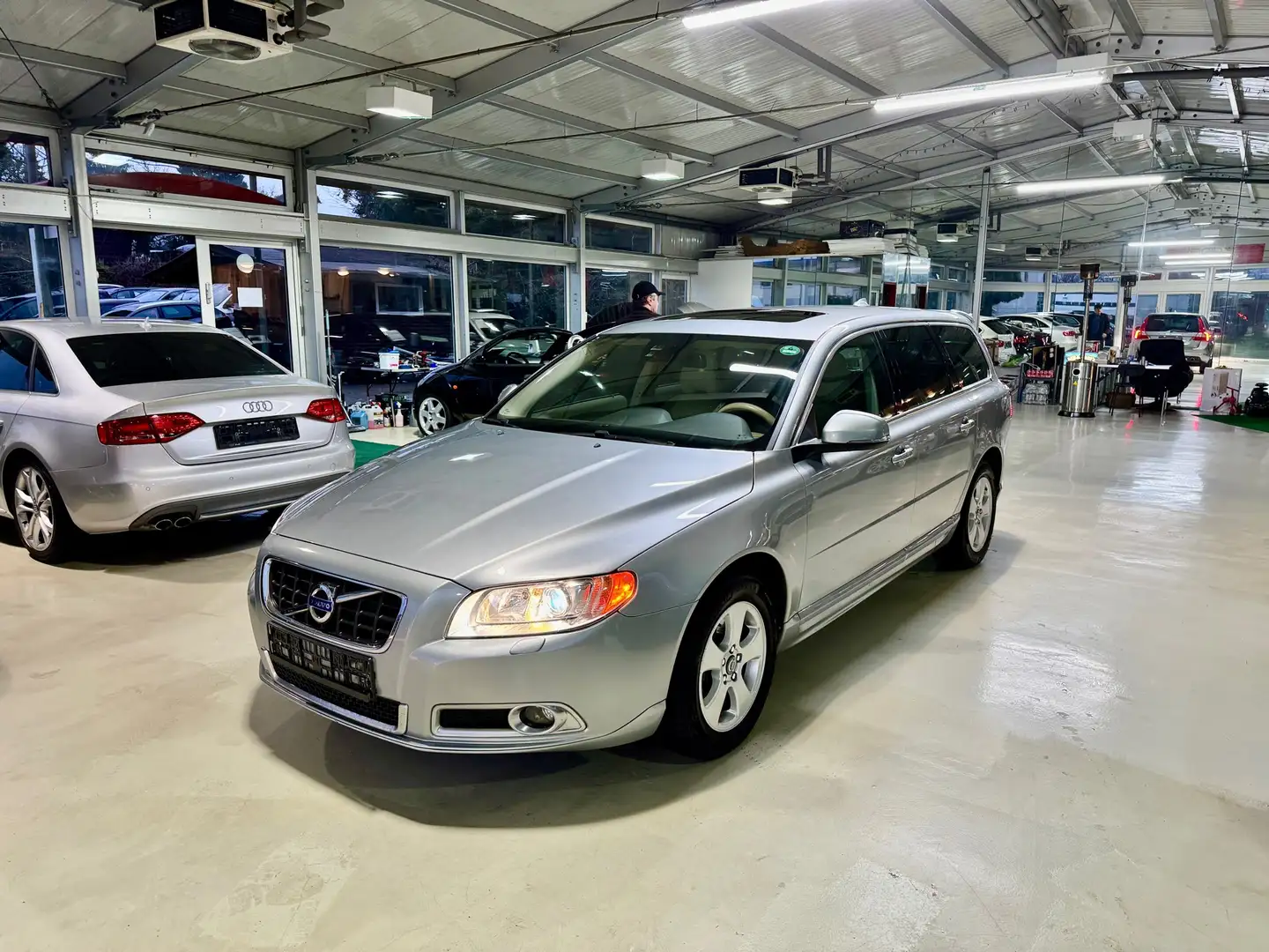 Volvo V70 D4 2.0d Facelift Top Zustand srebrna - 2