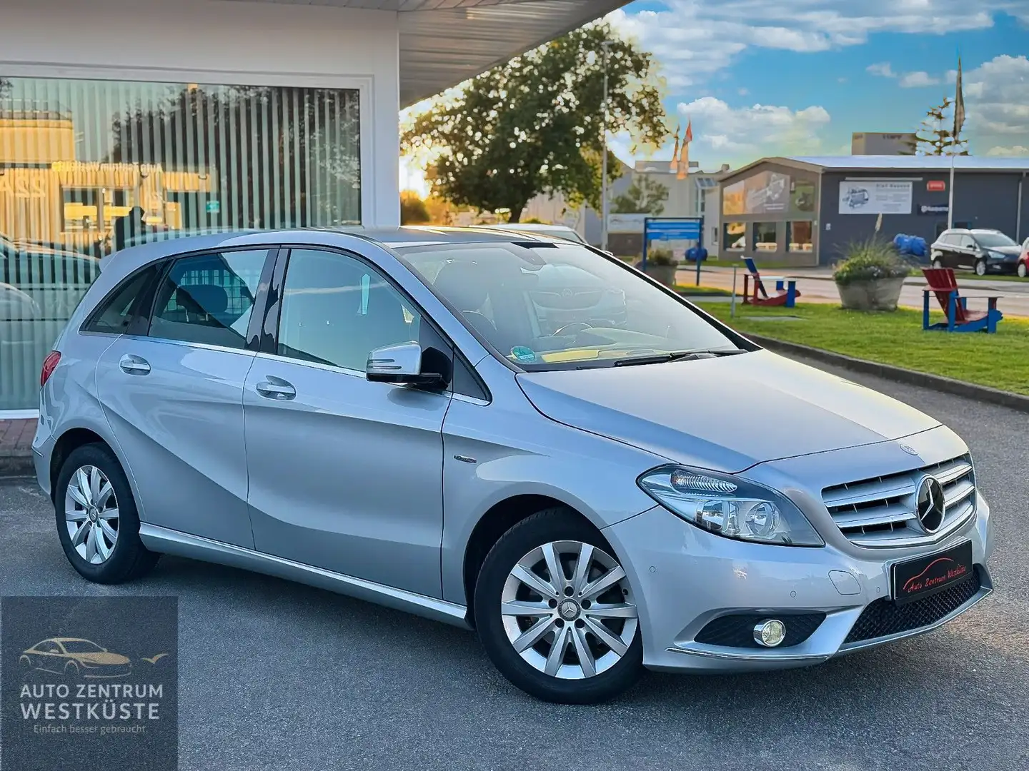 Mercedes-Benz B 200 Navi Kamera PDC Sitzheizung MB Scheckheft Silber - 1