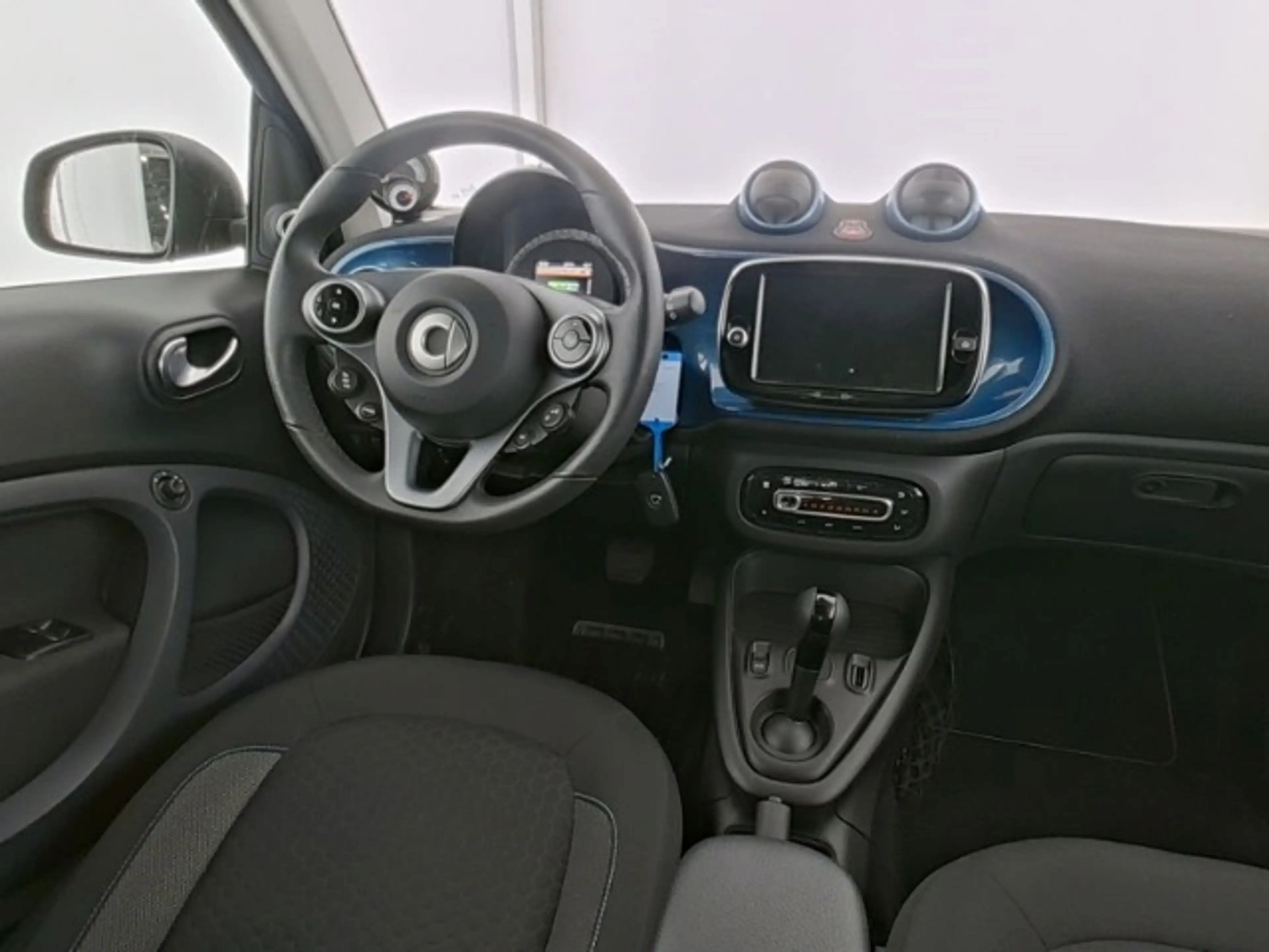 smart forTwo EQ Passion Exclusive 22 kW JBL Kamera LED — photo 6
