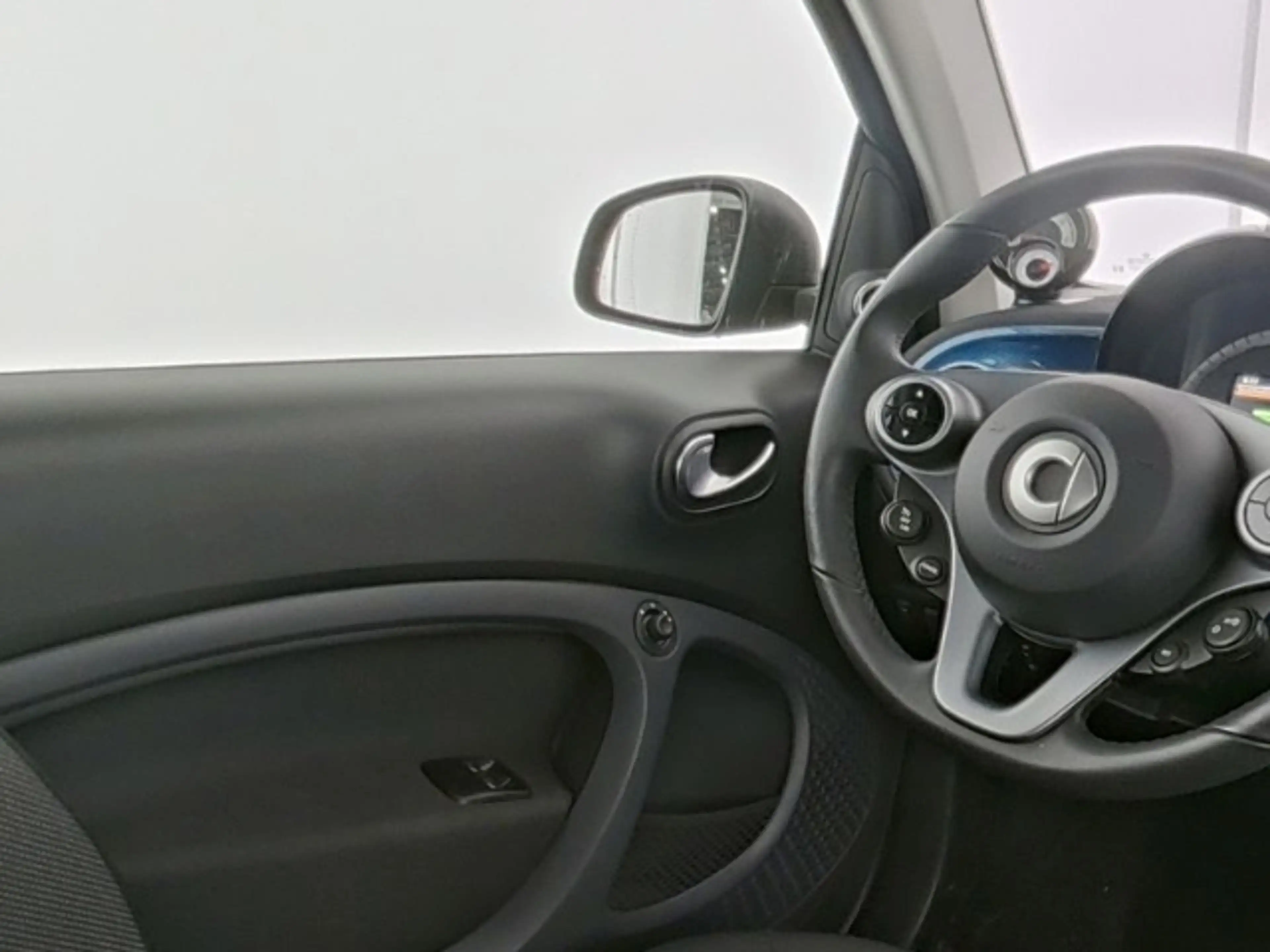 smart forTwo EQ Passion Exclusive 22 kW JBL Kamera LED — photo 9