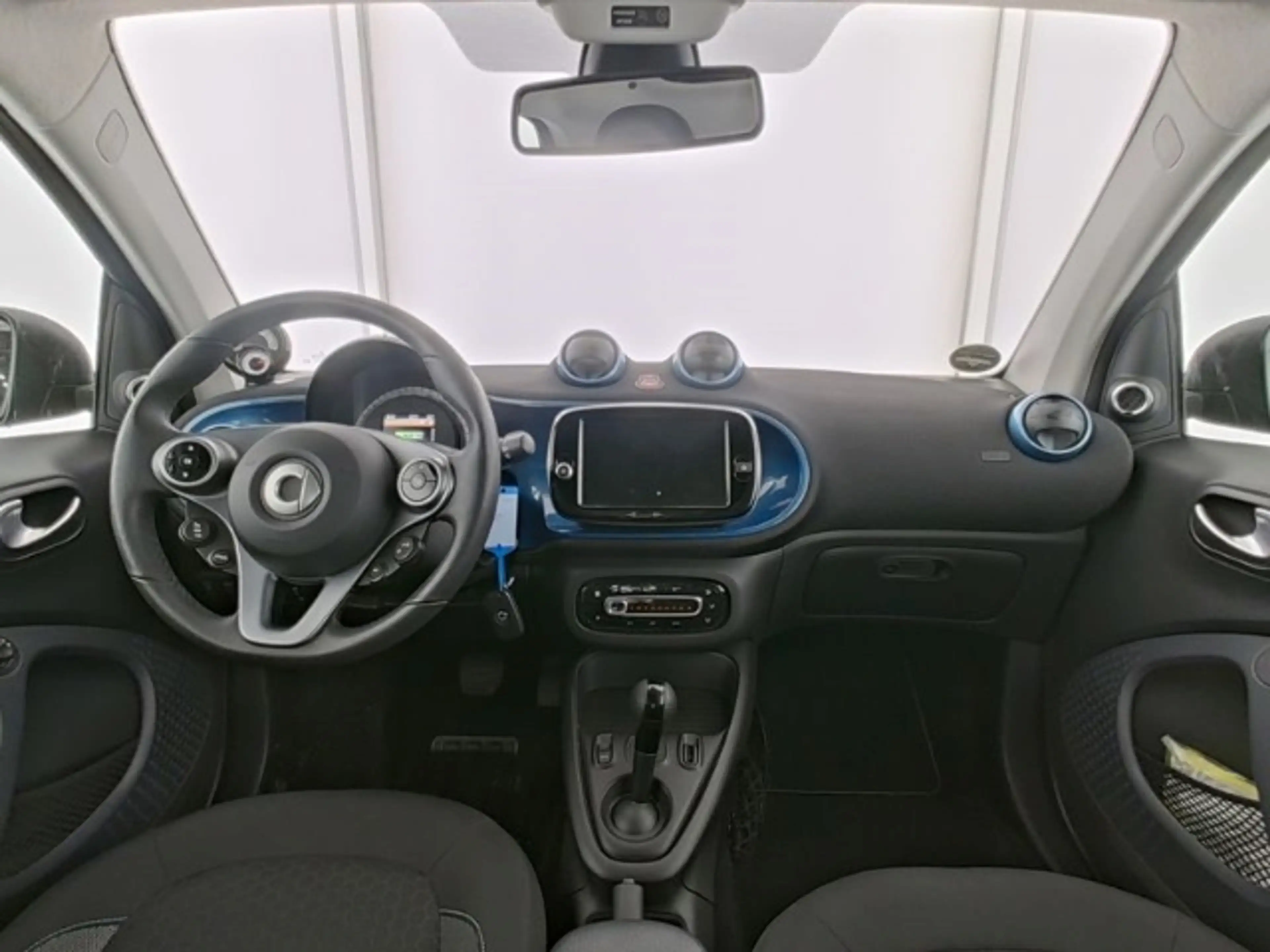 smart forTwo EQ Passion Exclusive 22 kW JBL Kamera LED — photo 7