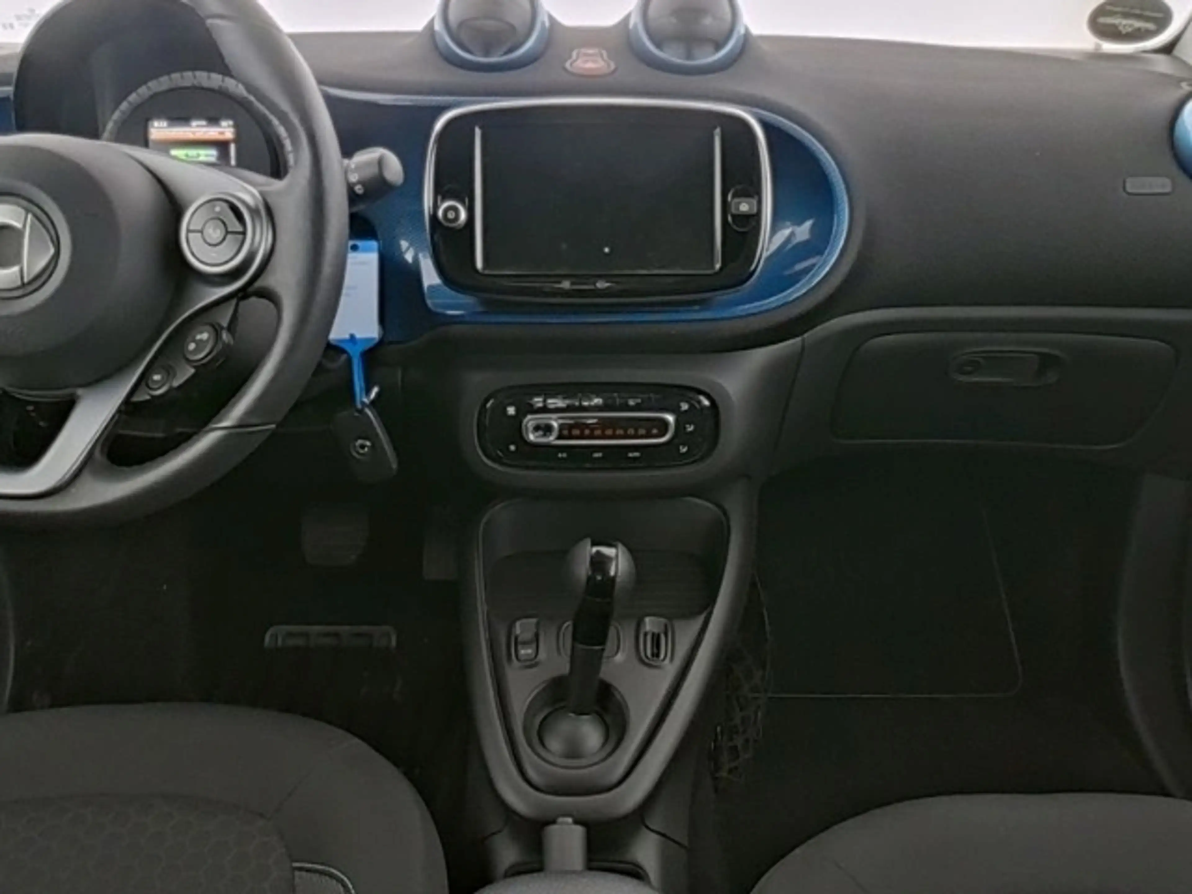 smart forTwo EQ Passion Exclusive 22 kW JBL Kamera LED — photo 5