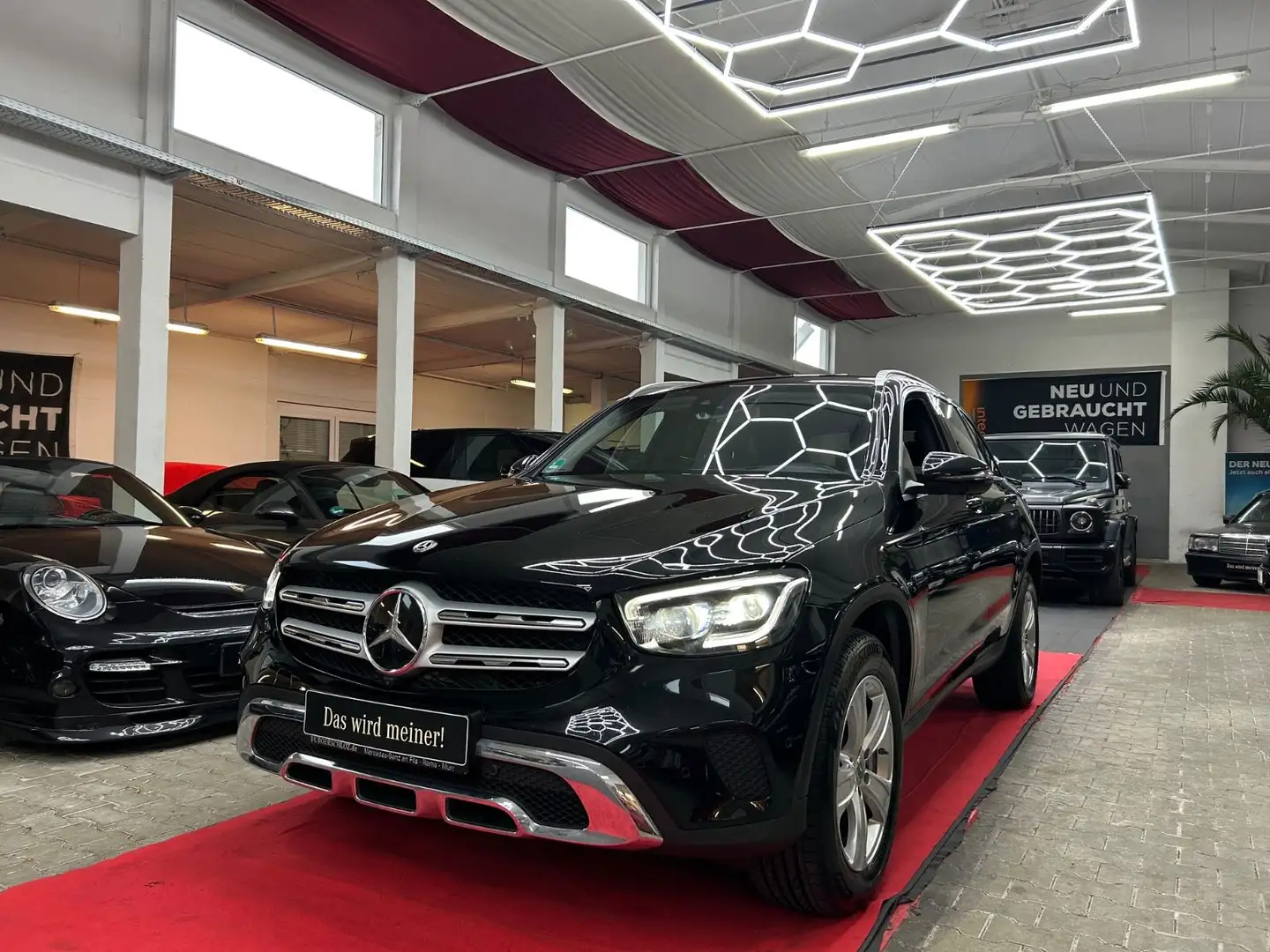 Mercedes-Benz GLC 300 e 4Matic*1.HAND*SERVICE NEU*360*ACC*LED* Schwarz - 1