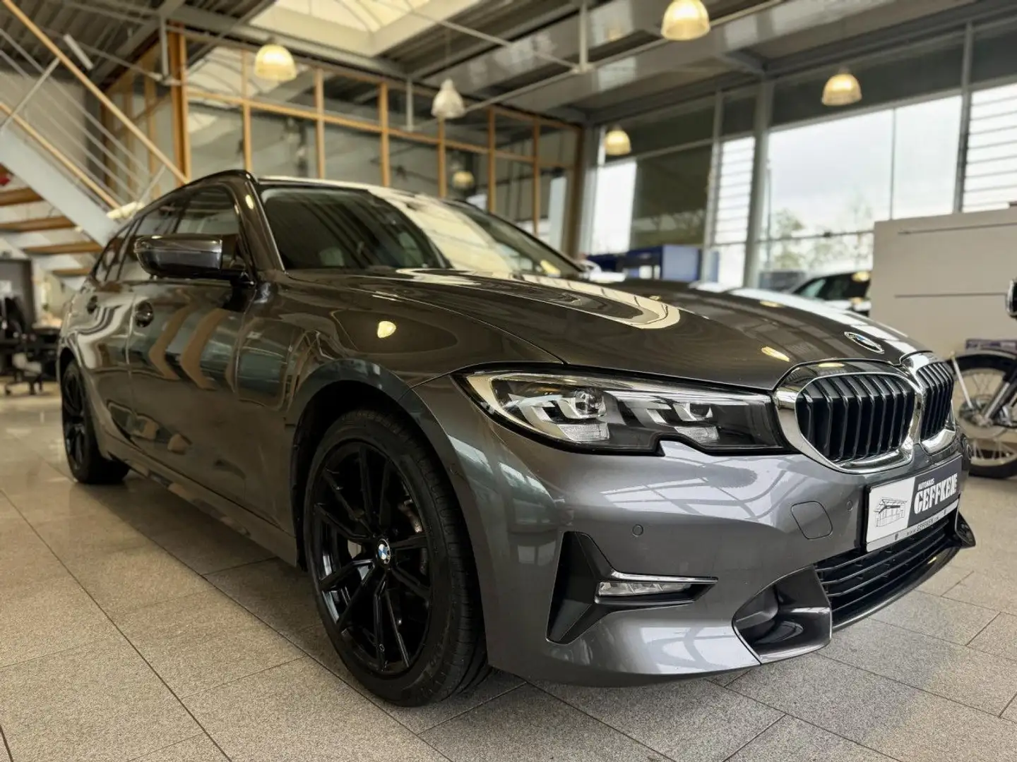 BMW 330 i Touring xDrive Sport Line, AHK, HUD! Navi LED Grau - 2