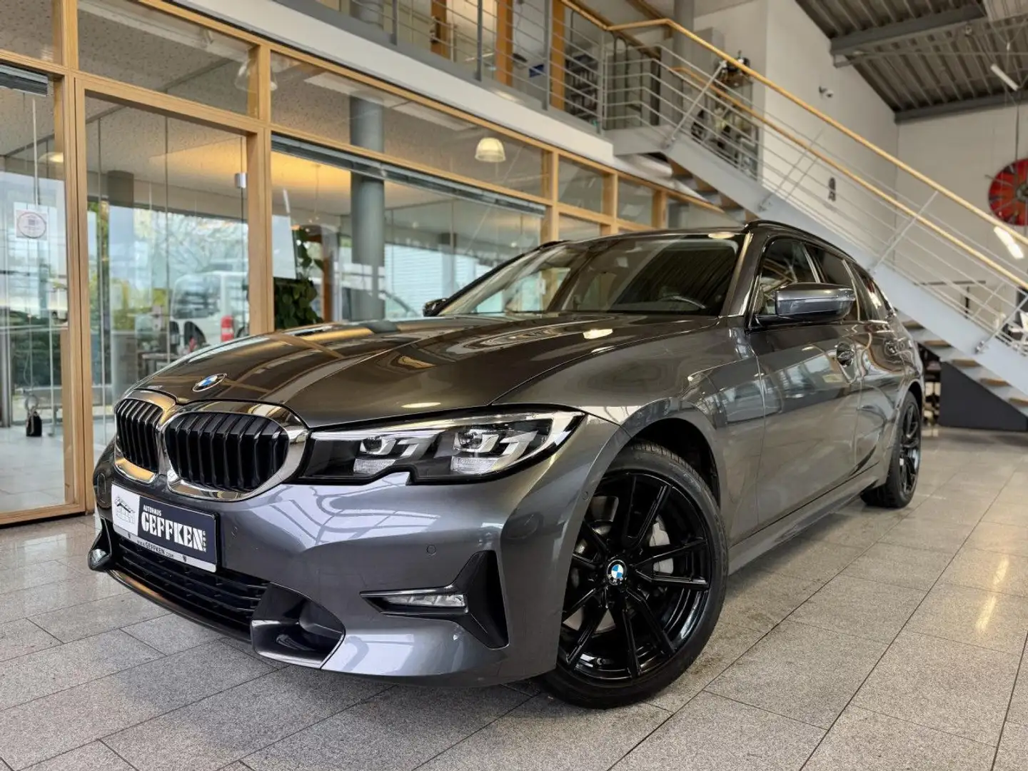 BMW 330 i Touring xDrive Sport Line, AHK, HUD! Navi LED Grau - 1