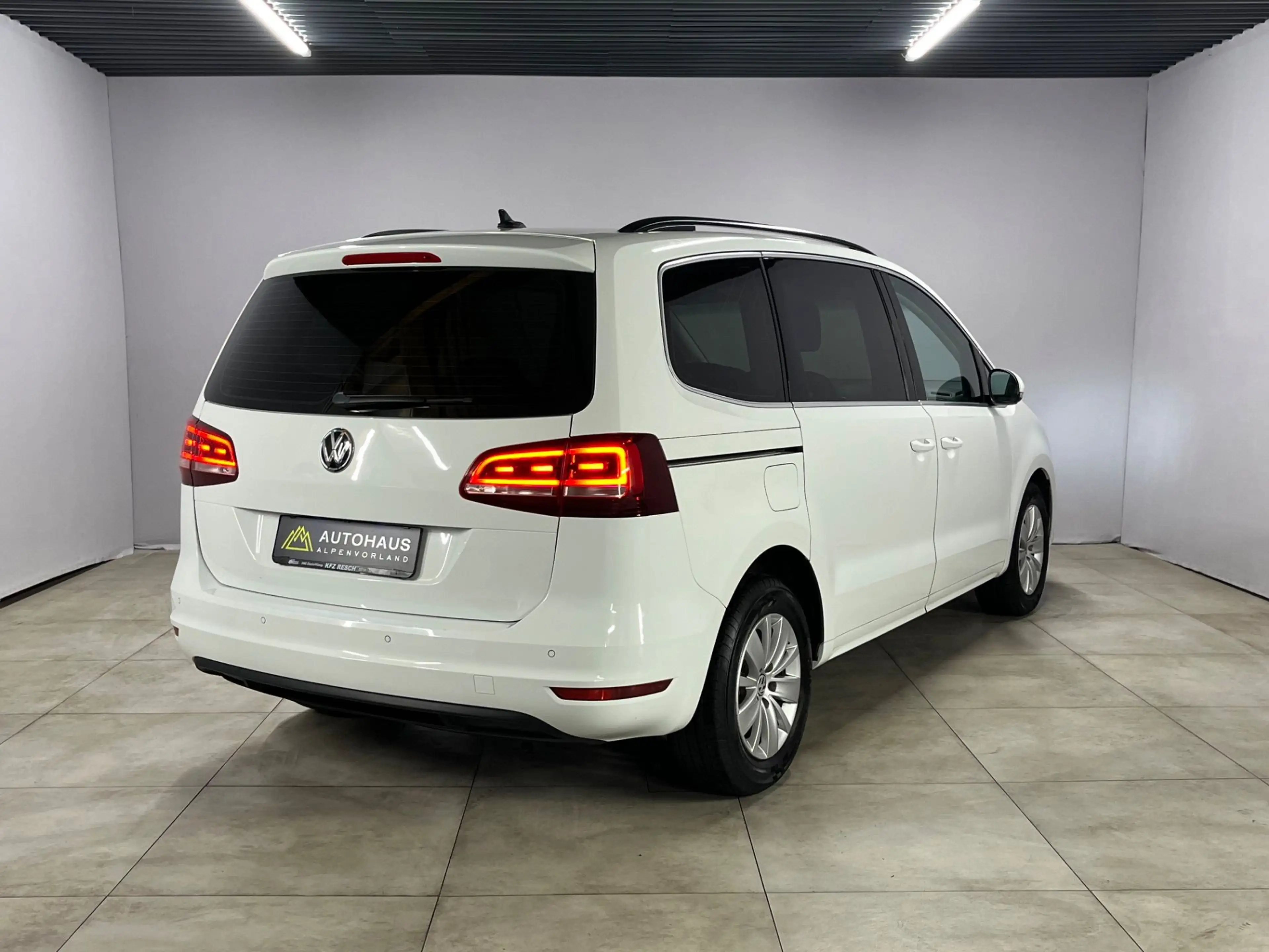 Volkswagen Sharan 2.0 TDI DSG ***AHK-schwenkbar**** — photo 11