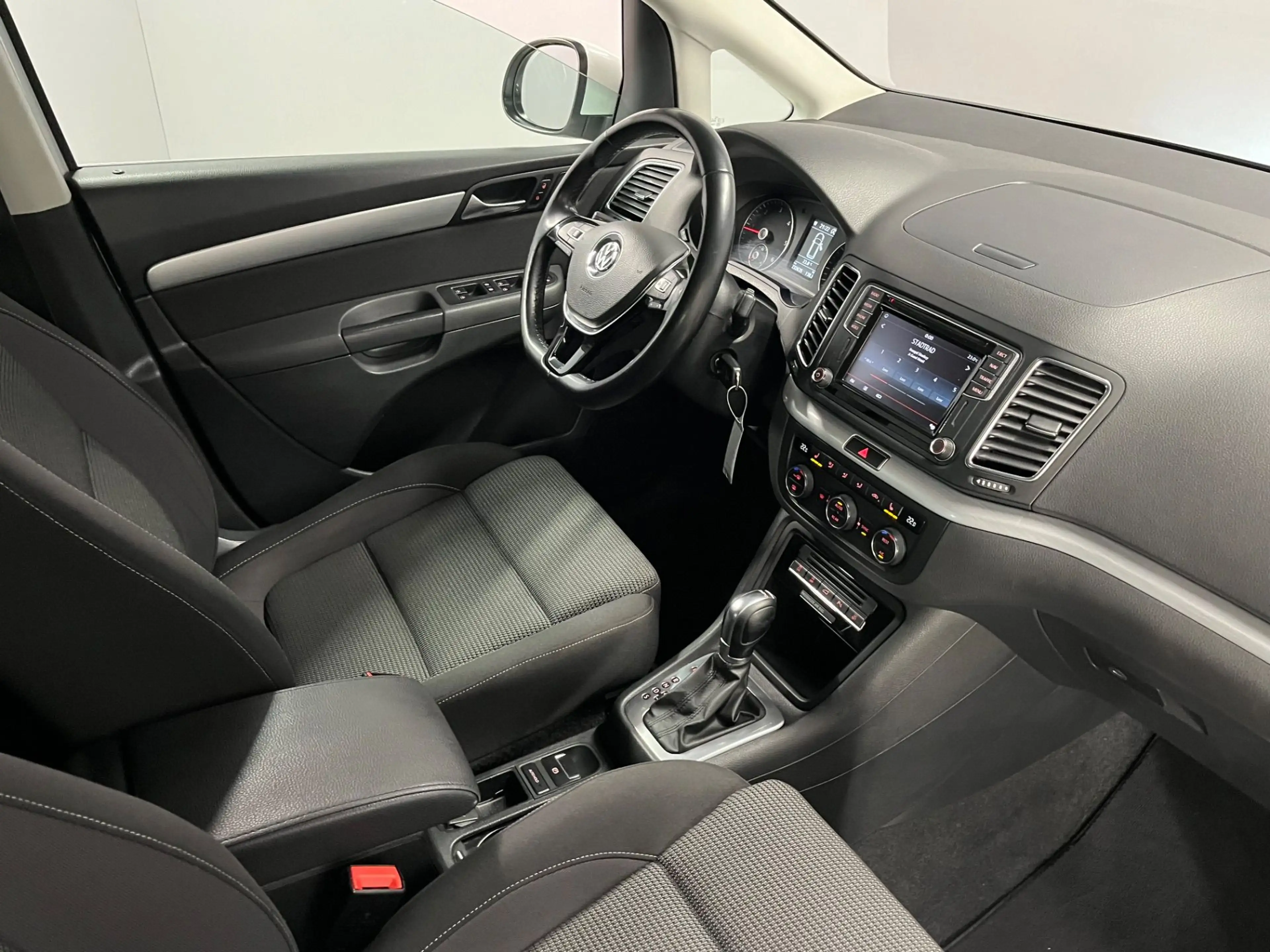 Volkswagen Sharan 2.0 TDI DSG ***AHK-schwenkbar**** — photo 2