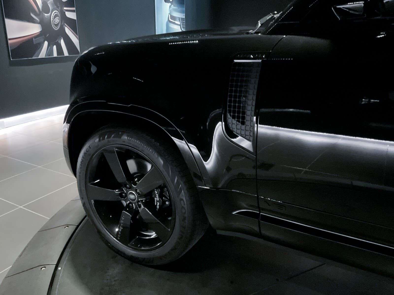 2025 Land Rover Defender V8 | Extended Black Exterior Pack | Tow Hitch Rece thumb 9
