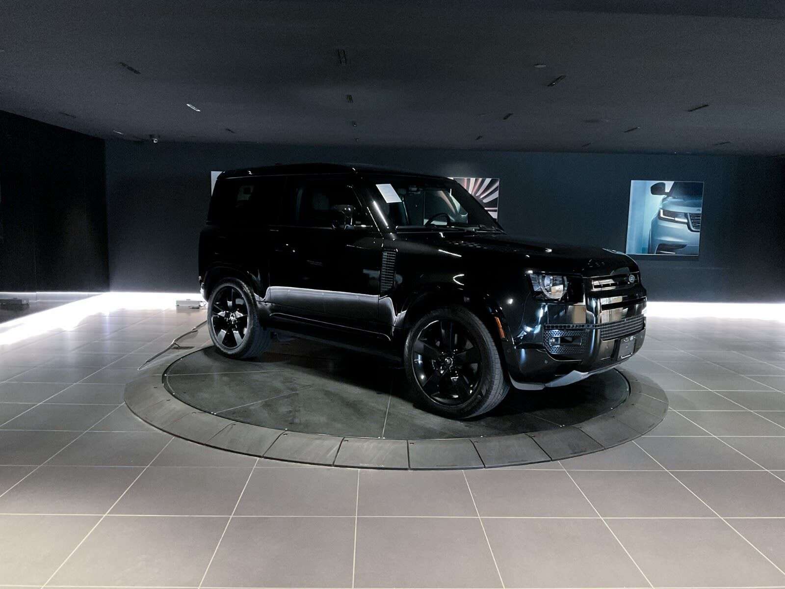 2025 Land Rover Defender V8 | Extended Black Exterior Pack | Tow Hitch Rece alt 3