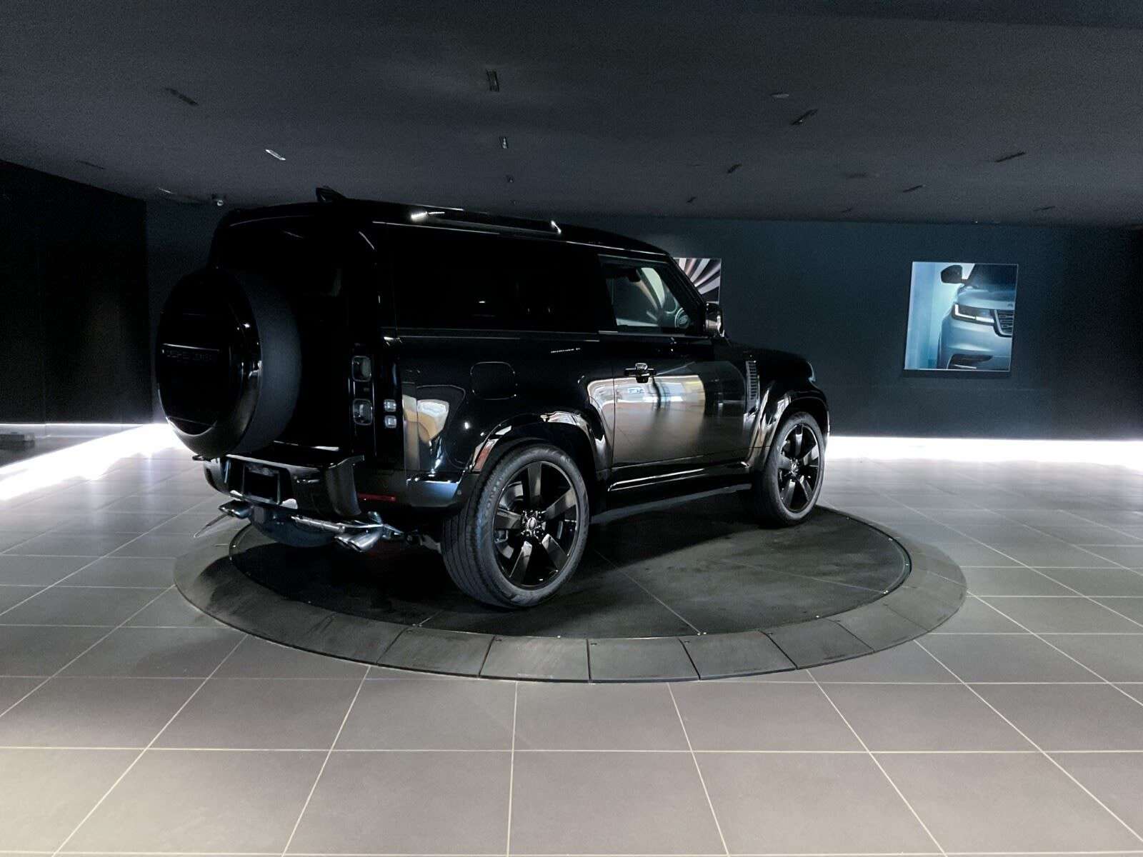 2025 Land Rover Defender V8 | Extended Black Exterior Pack | Tow Hitch Rece thumb 8