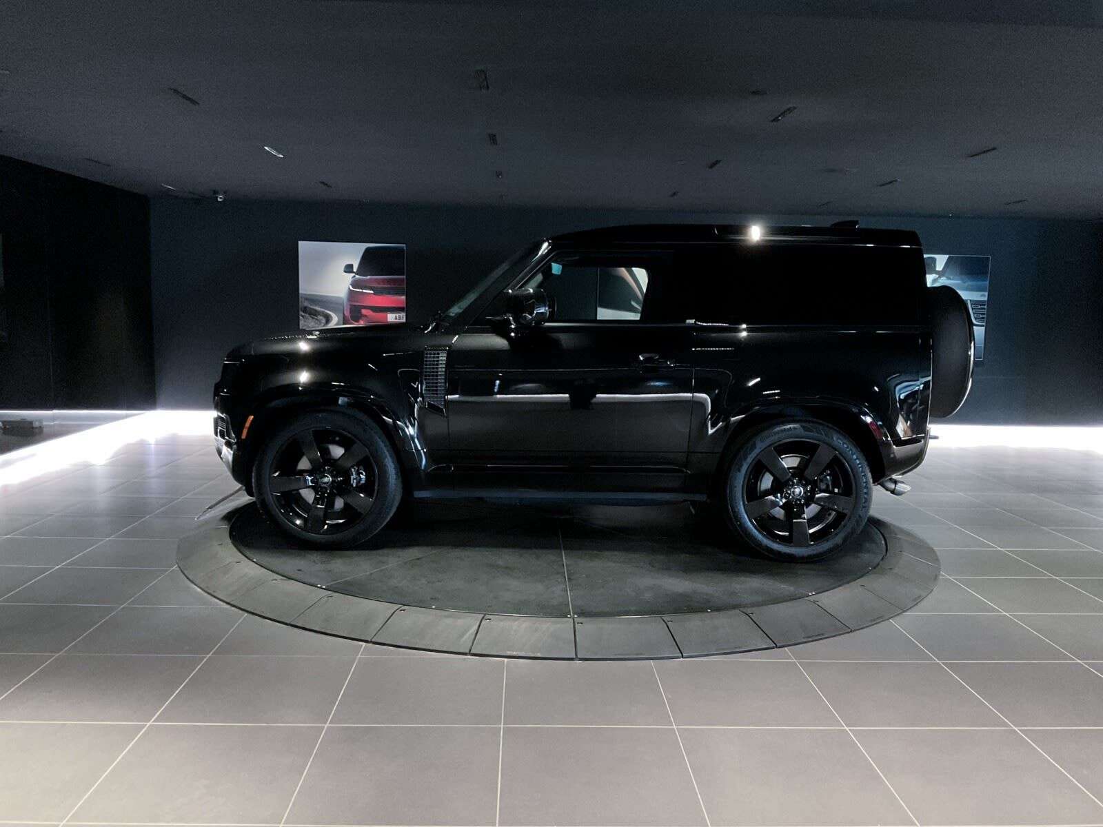 2025 Land Rover Defender V8 | Extended Black Exterior Pack | Tow Hitch Rece alt 5