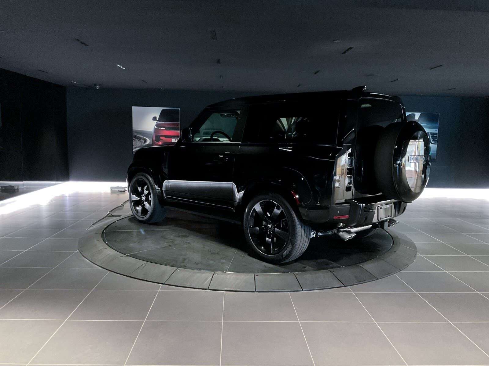 2025 Land Rover Defender V8 | Extended Black Exterior Pack | Tow Hitch Rece thumb 6