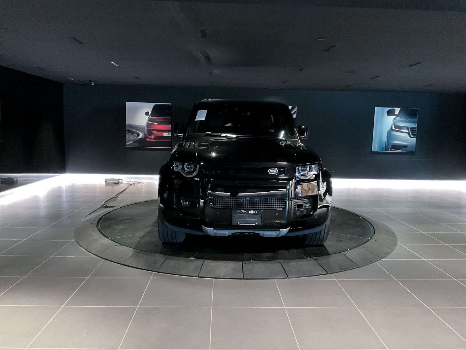 2025 Land Rover Defender V8 | Extended Black Exterior Pack | Tow Hitch Rece alt 2