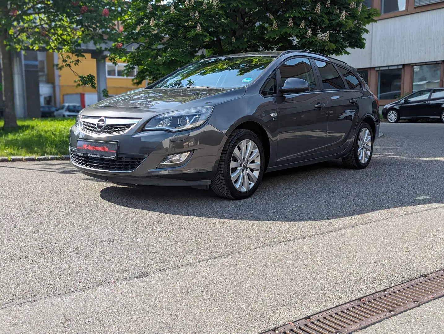 Opel Astra J Sports Tourer/LHZ/SHZ/Xenon/Automatik Gris - 2