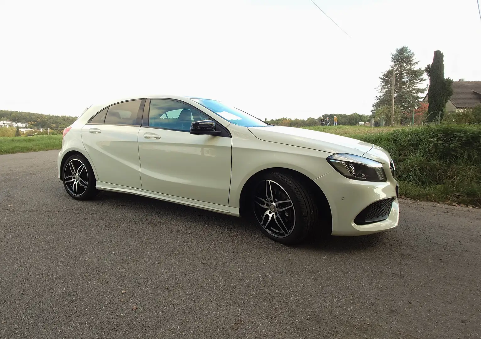 Mercedes-Benz 200 A200d AMG-Line + Nightpaket + Schiebedach Weiß - 2