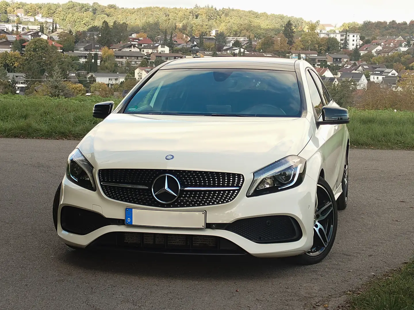 Mercedes-Benz 200 A200d AMG-Line + Nightpaket + Schiebedach Weiß - 1