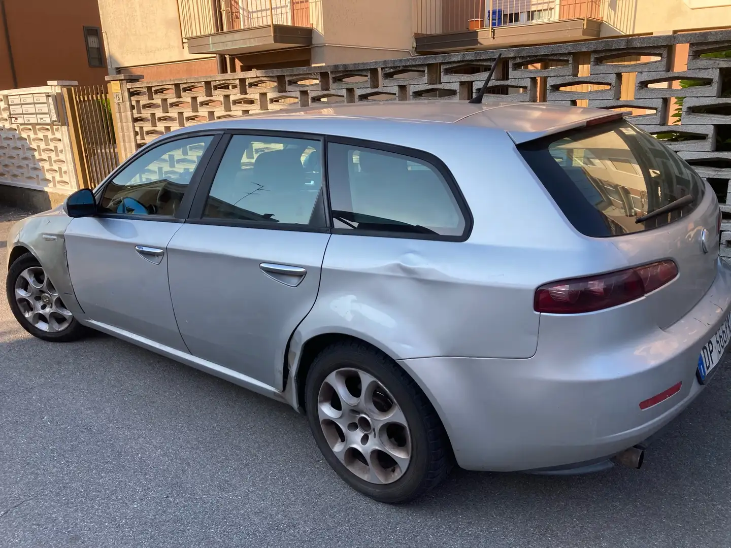 Alfa Romeo 159 SW 1.9 jtdm 16v Sport 150cv q-tronic Stříbrná - 1