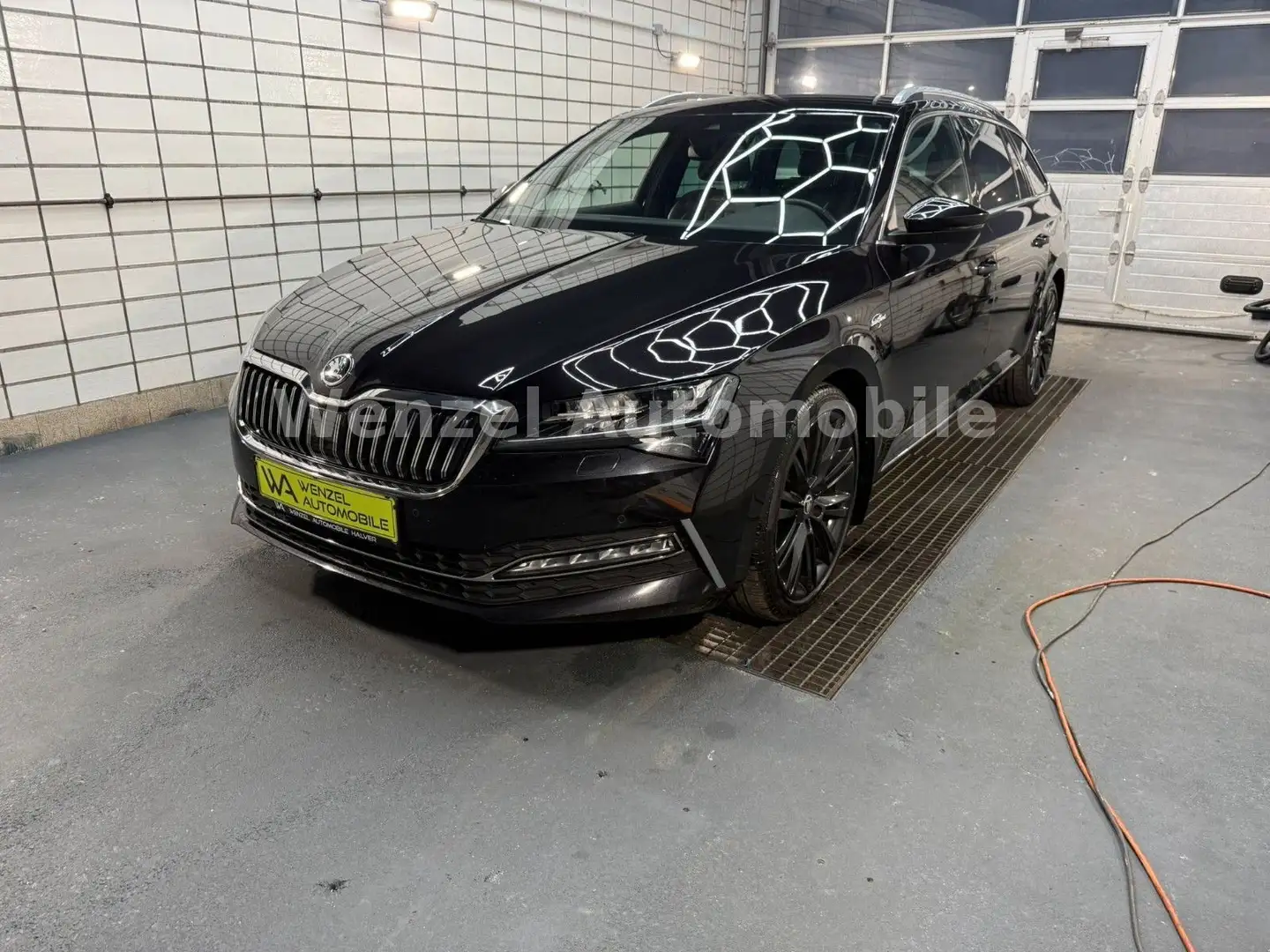 Skoda Superb Combi L&K 4x4 *AHK*PANO*CANTON*LED* Noir - 1