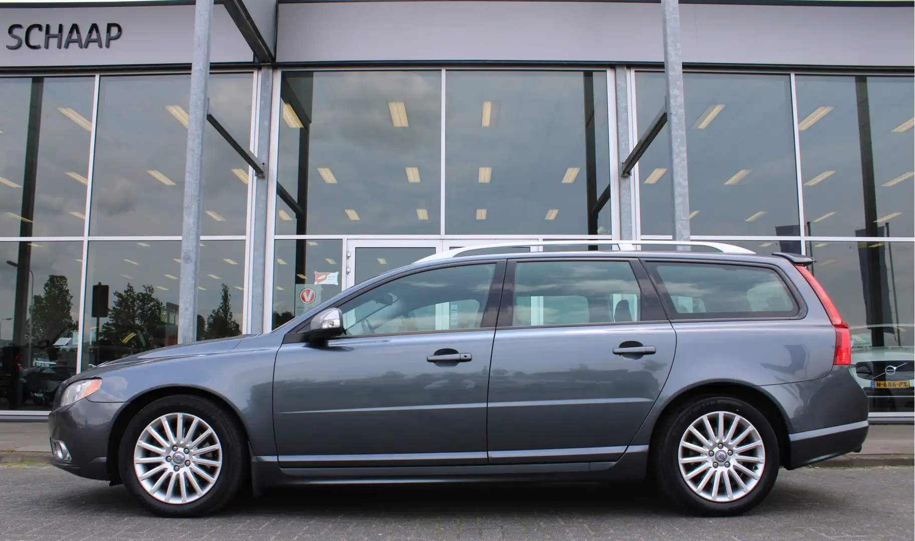 Volvo V70 2.0T Automaat R-Edition | Bluetooth | Trekhaak | C Gris - 2