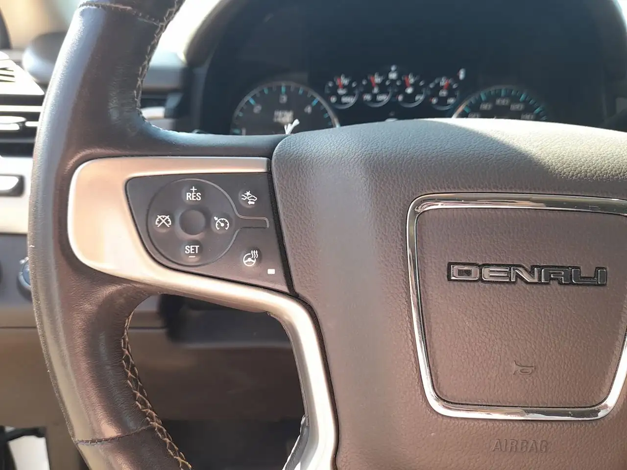 GMC Yukon снимка GMC Yukon