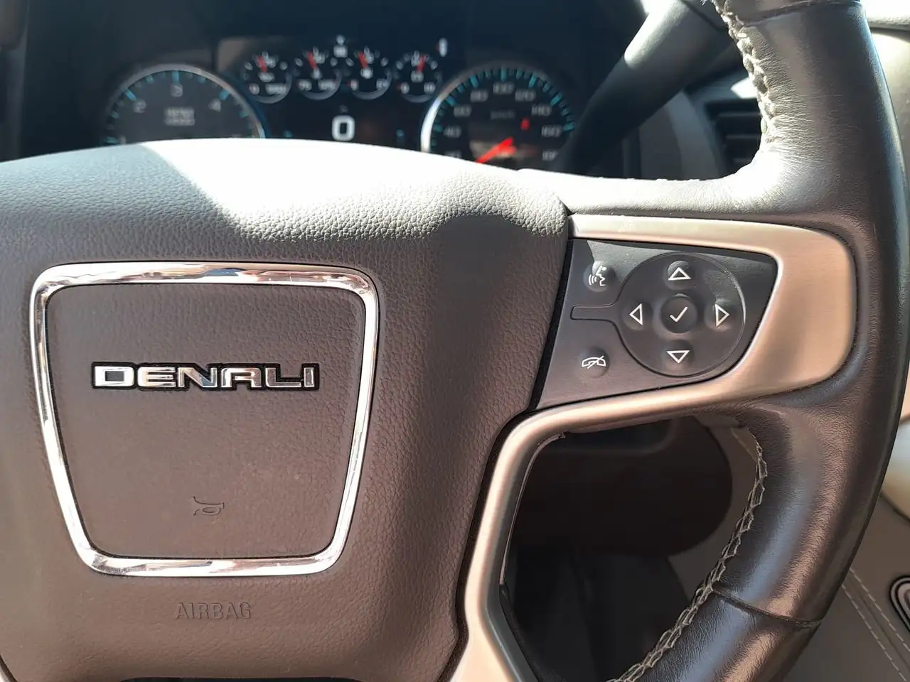 GMC Yukon снимка GMC Yukon