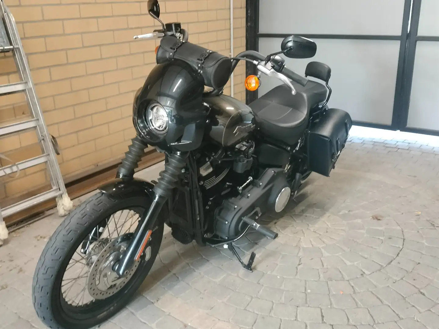 Harley-Davidson Street Bob 107 smeđa - 1